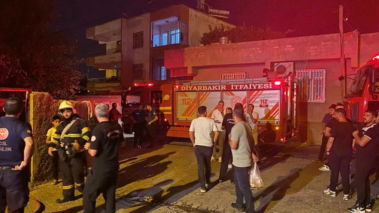 Diyarbakır'da bir apartmanda çıkan yangında 4 kişi yaralandı