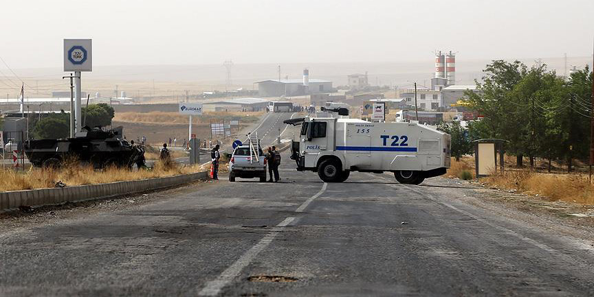 Polisin aracını taradılar! 1 şehit