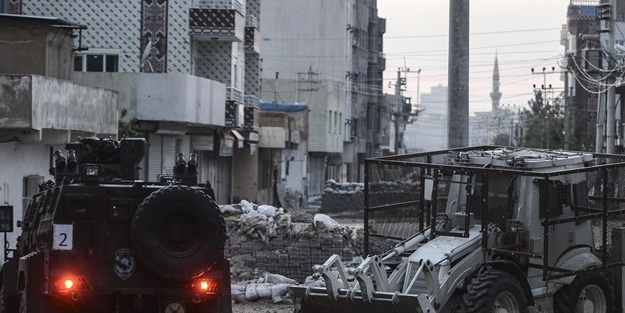 Diyarbakır'da bomba yüklü araç yakalandı