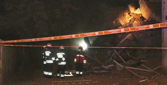 Diyarbakır'da boşaltılan 4 katlı bina çöktü