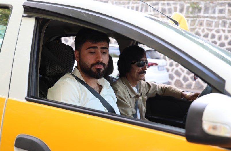 Diyarbakır'da bu taksiye binen yolcular şarkı eşliğinde yolculuk yapıyor!