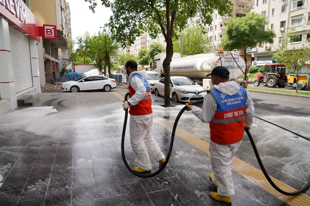 Diyarbakır’da cadde ve kaldırımlar tazyikli suyla yıkanıyor 