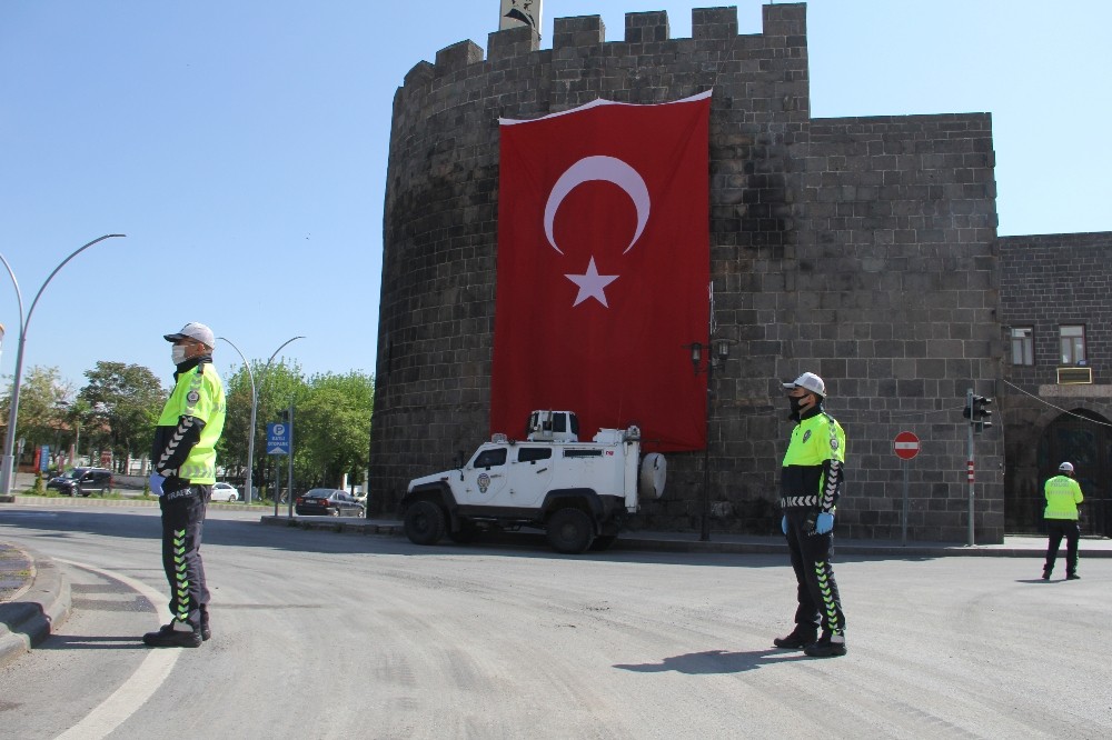 Diyarbakır’da cadde ve sokaklar kısıtlamanın 3’üncü gününde de boş kaldı 