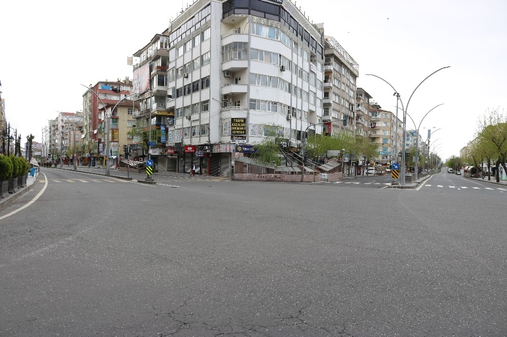 Diyarbakır’da cadde ve sokaklar sessizliğe büründü 