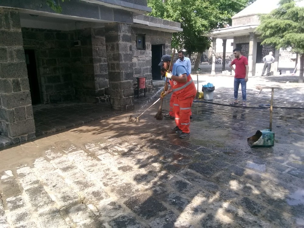 Diyarbakır’da camiler namaz öncesi dezenfekte edildi 