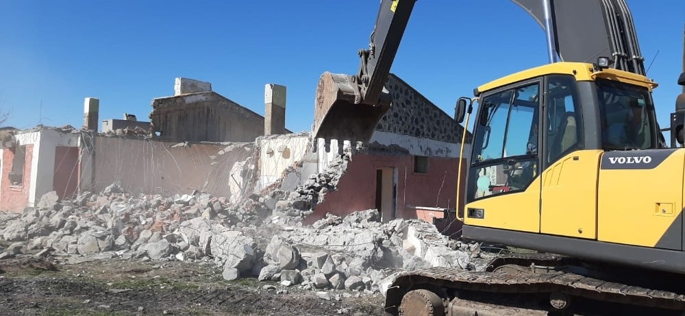 Diyarbakır’da depremde zarar gören okul yıkıldı 