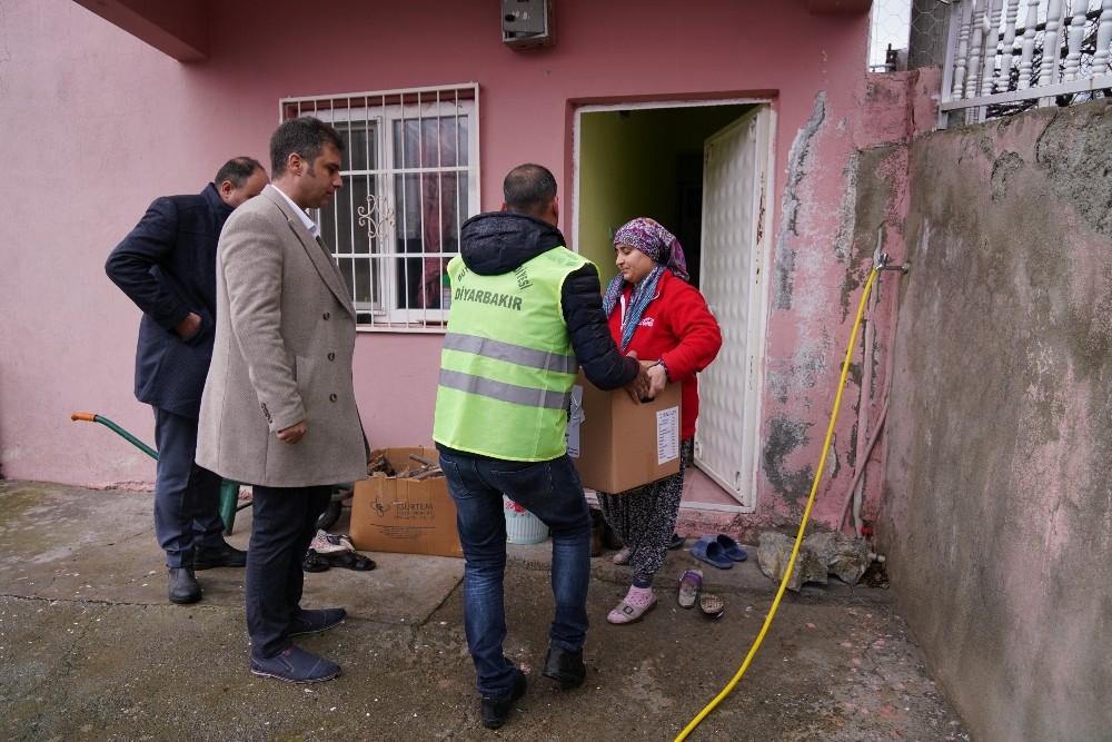 Diyarbakır’da depremden etkilenen vatandaşlara gıda yardımı 