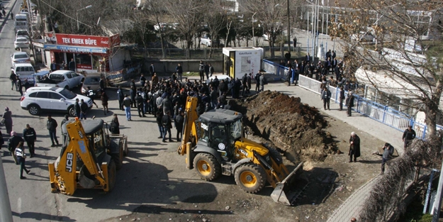 Gülten Kışanak DEDAŞ'ın önüne hendek kazdırdı