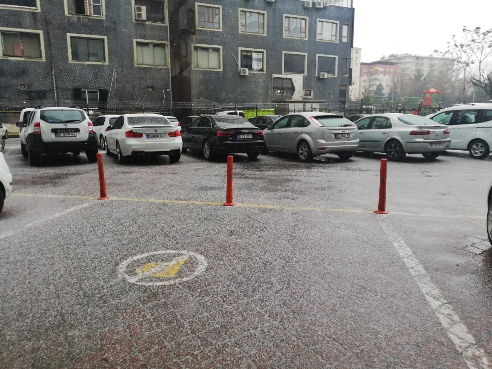 Diyarbakır’da dolu, sokakları beyaza bürüdü 