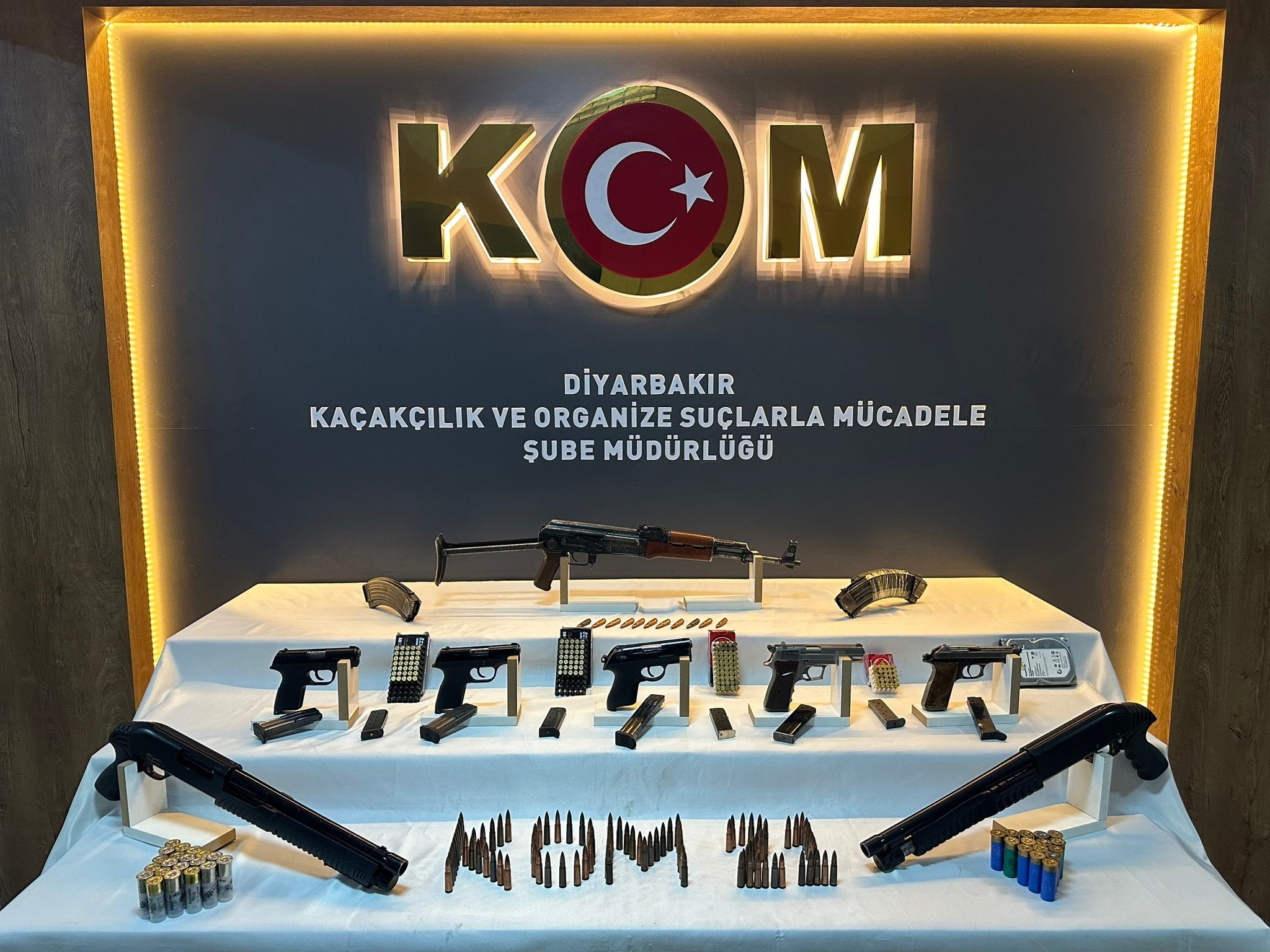 Diyarbakır’da eğlence mekanında çok sayıda silah ele geçirildi