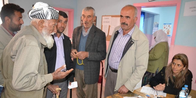 Diyarbakır'da engelli ve hasta seçmenler ekiplerin yardımıyla oy kullandı
