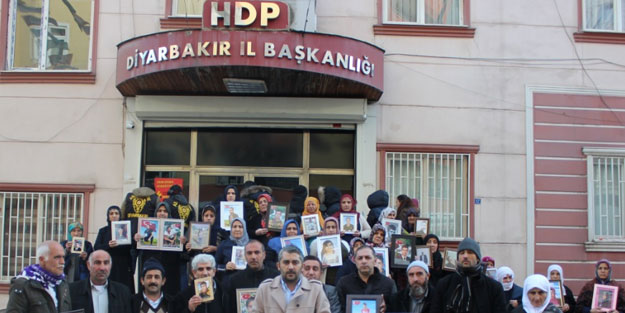 Diyarbakır'da evlat nöbeti tutun ailelerin feryadı yürekleri dağlıyor
