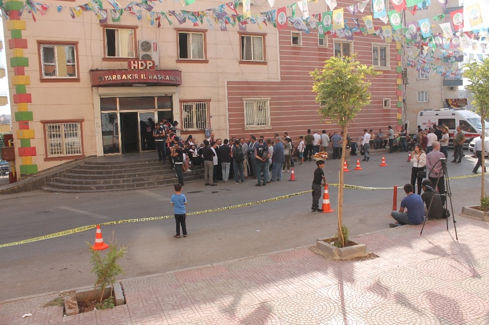 Diyarbakır’da eylem yapan aileler, HDP hakkında suç duyurusunda bulundu 
