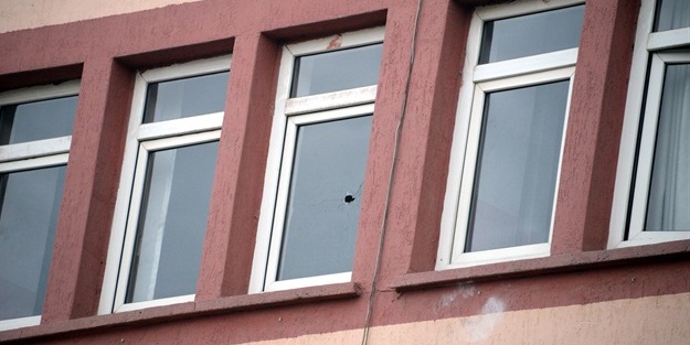 Diyarbakır'da faciadan dönüldü: Okula kurşun isabet etti