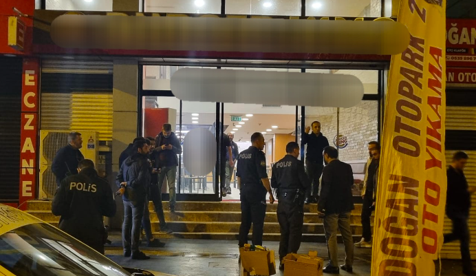 Diyarbakır'da fast food zinciri şubesine maytap atıldı