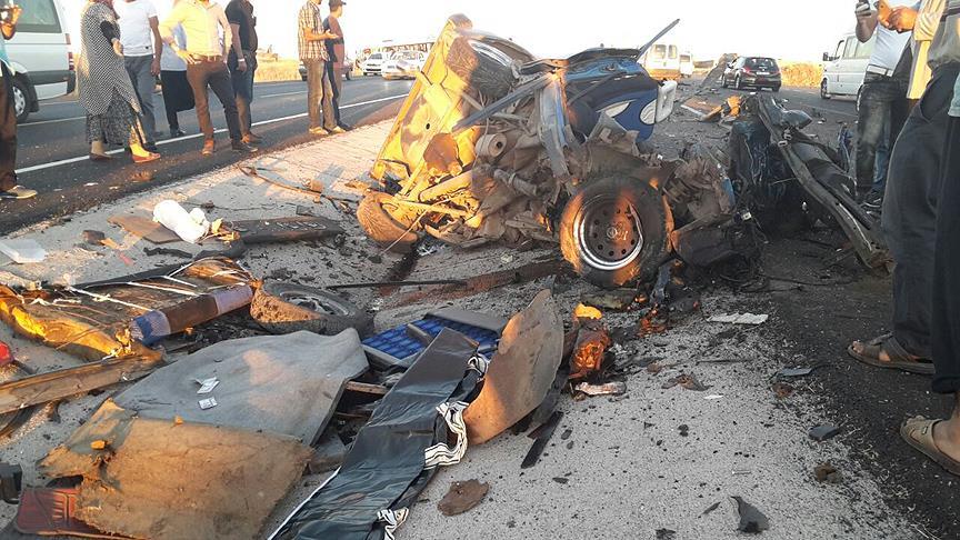 Diyarbakır'da feci kaza: 2 ölü, 9 yaralı