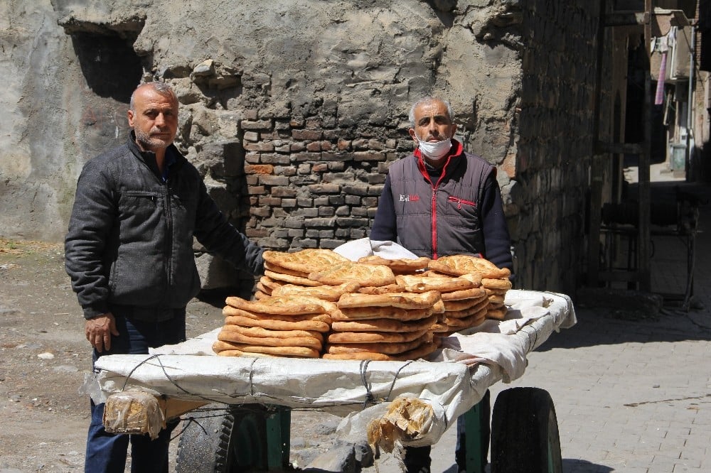 Diyarbakır’da fırıncıların ekmek mesaisi sürüyor 