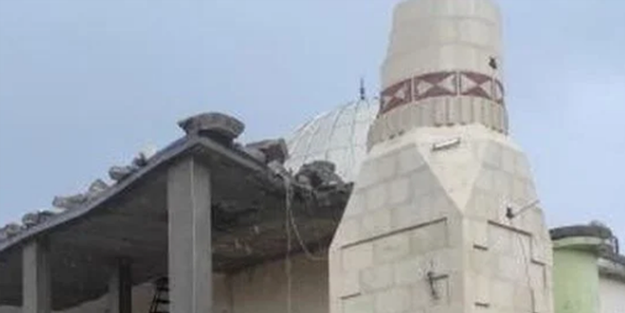 Diyarbakır’da fırtına minareleri yıktı!