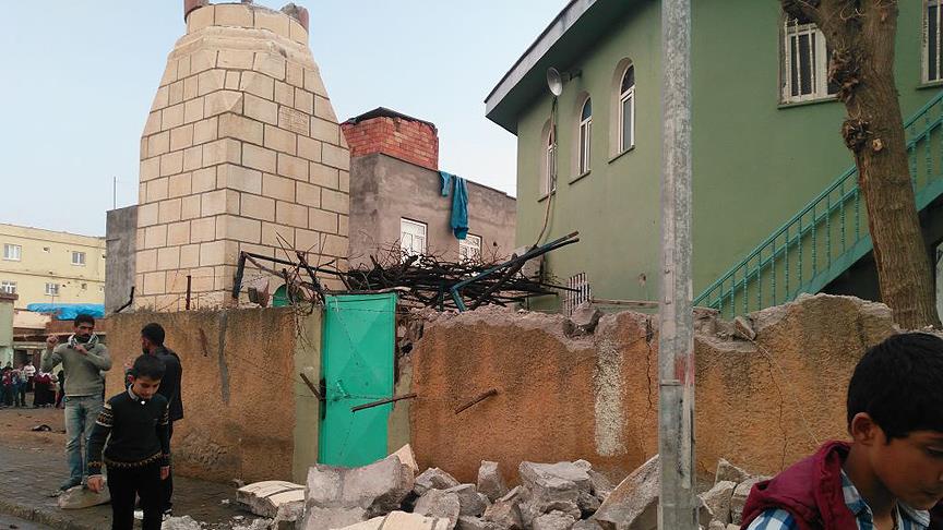 Diyarbakır'da fırtına minareyi yıktı