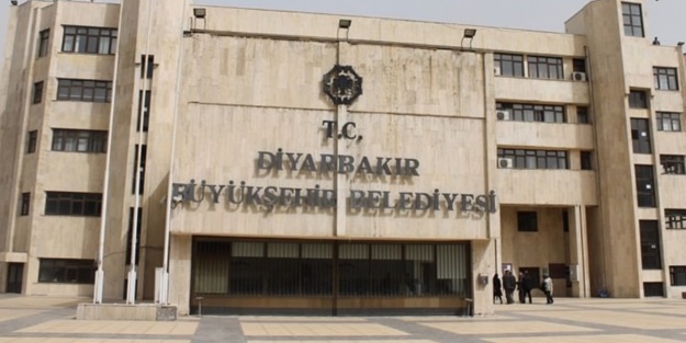 Diyarbakır’da görevden almalar başladı! Terör iltisaklı 29 memur ve işçinin görevine son verildi