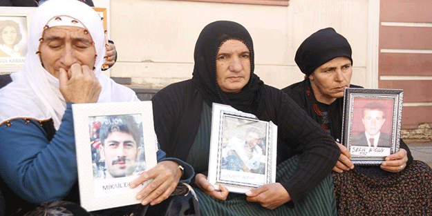 Diyarbakır'da gözü yaşlı anneler çocuklarını HDP ve PKK'dan almaya çalışıyor!