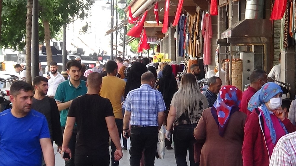 Diyarbakır’da güneşli havayı gören vatandaşlar sokağa çıktı 