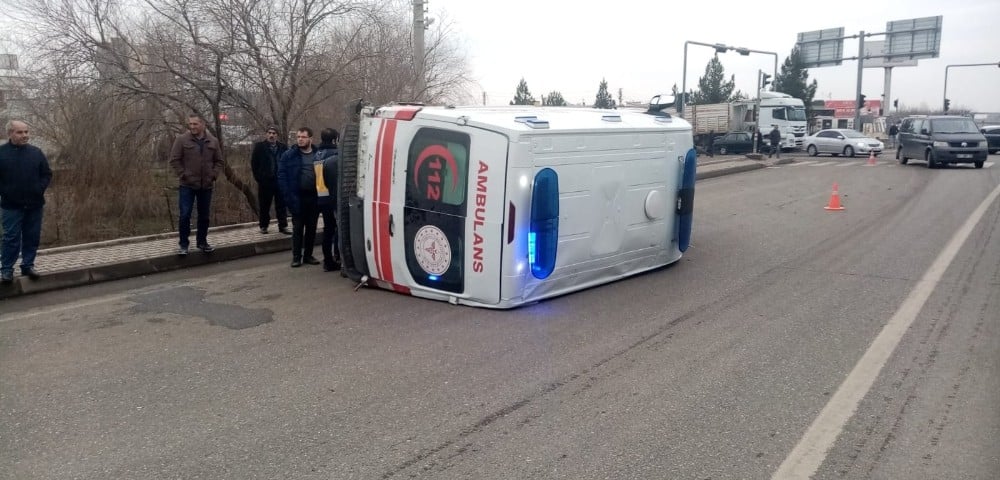 Diyarbakır’da hasta taşıyan ambulans kaza yaptı: 5 yaralı 