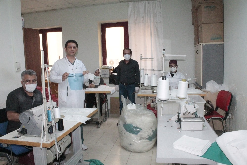 Diyarbakır’da hastane, çalışanları için maske üretmeye başladı 