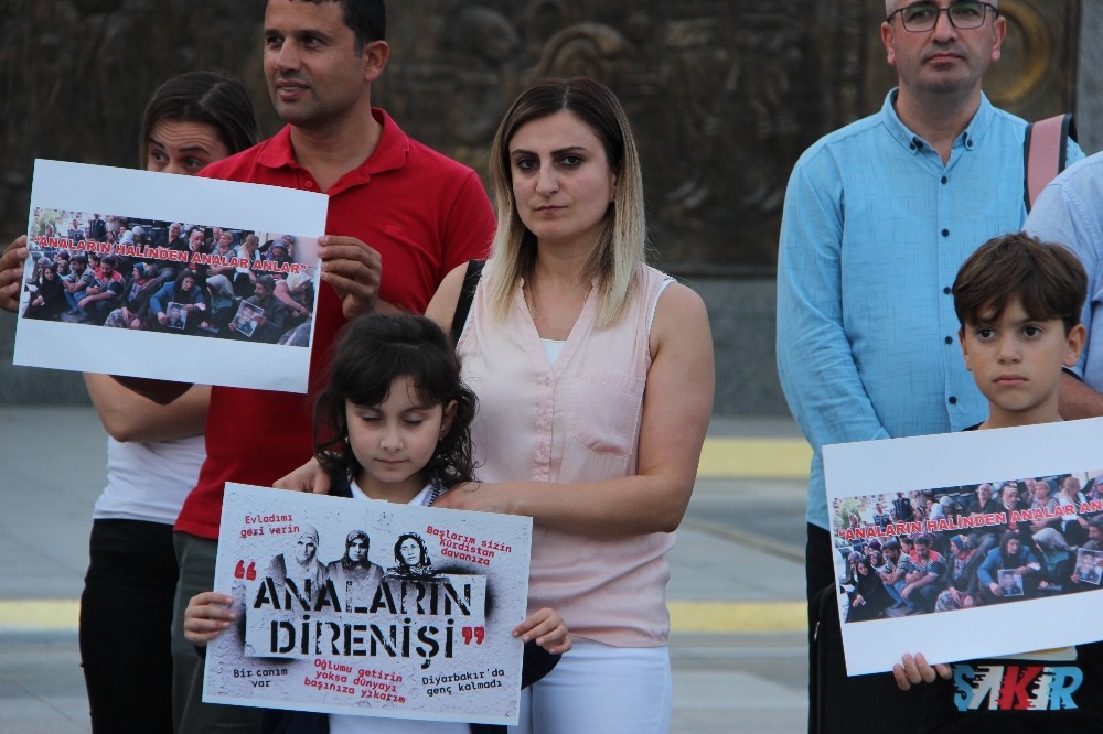 Diyarbakır’da HDP Binası önünde evlat nöbeti tutan annelere Düzce’den destek 