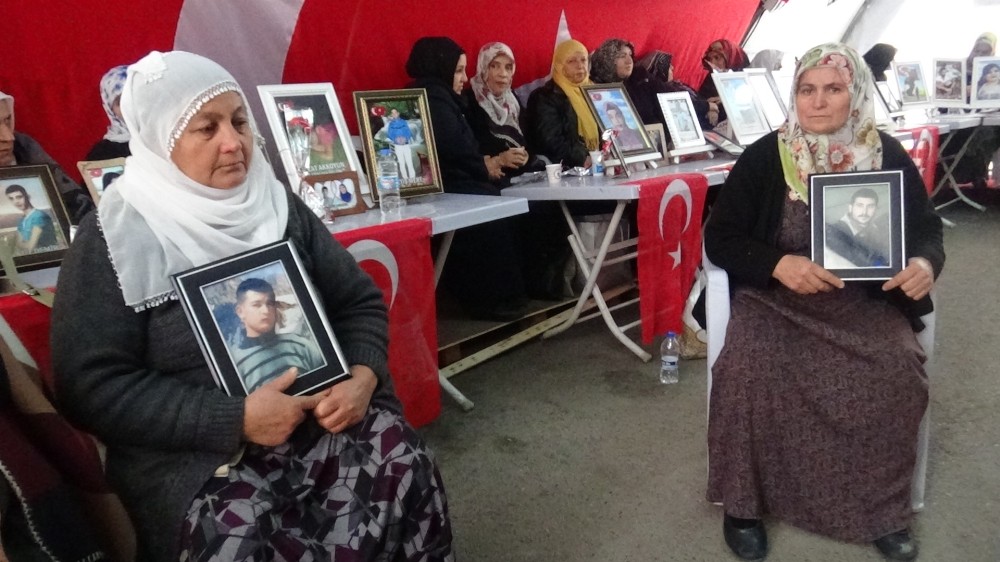 Diyarbakır’da HDP önünde evlat nöbetine iki aile daha katıldı 