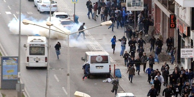 Diyarbakır'da HDP provokasyonuna polis müdahalesi
