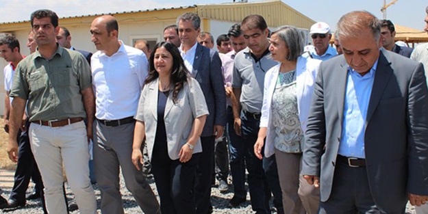 Diyarbakır'da HDP'li vekillere taşlı saldırı!