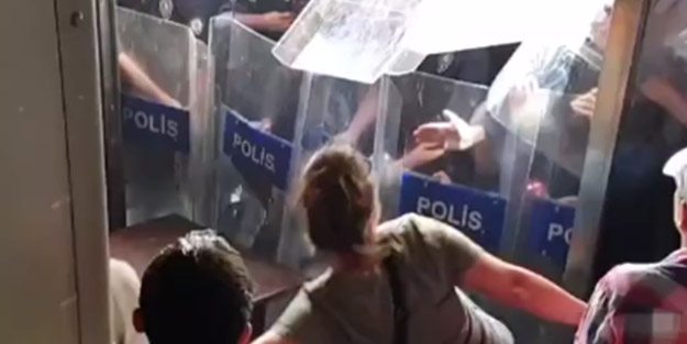 Diyarbakır’da HDP’lilerden küstah hareket! Polise masa fırlatıldı