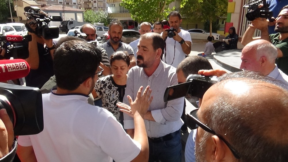 Diyarbakır’da HDP’lilerin yaptığı açıklama sırasında gerginlik 