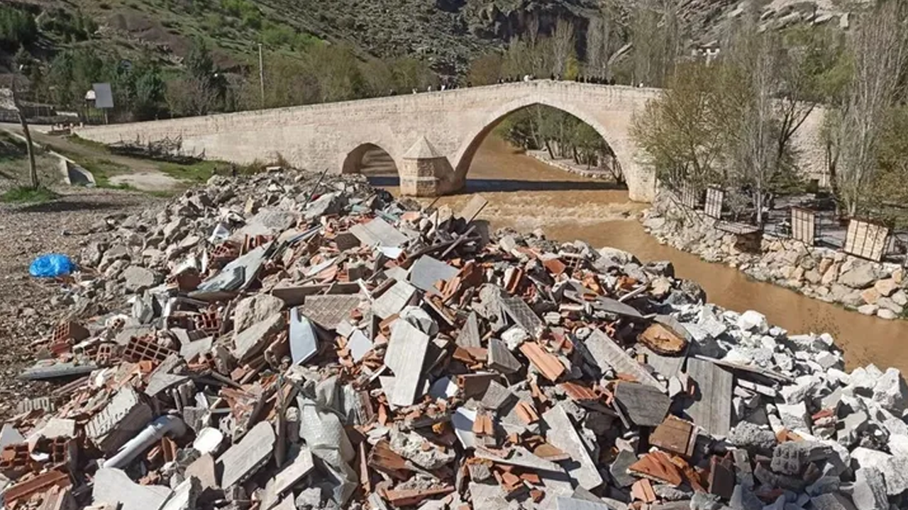 Diyarbakır'da ihtişamlı tarihi köprünün etrafında moloz yığını!