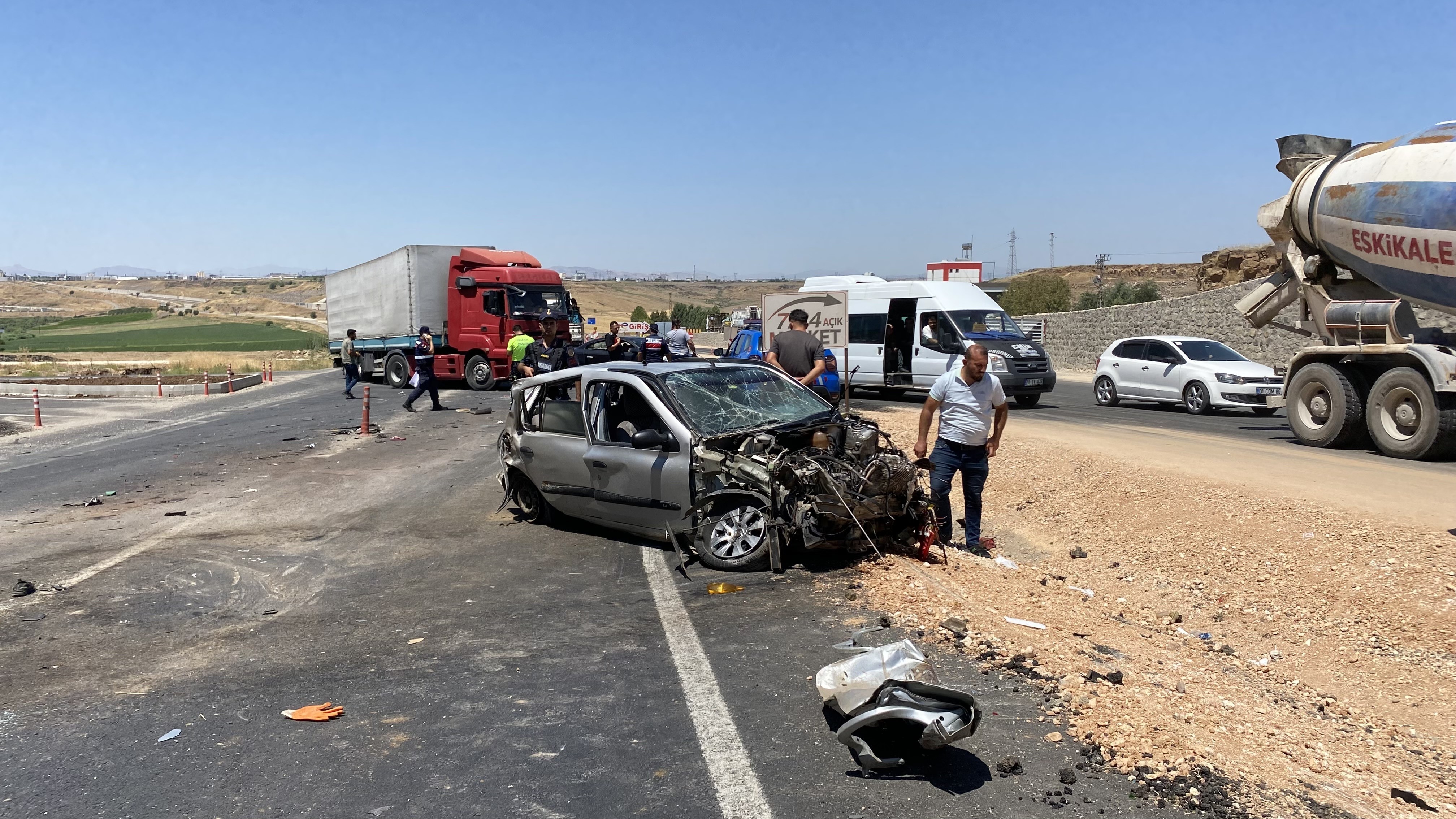 Diyarbakır’da iki tır ile otomobil çarpıştı