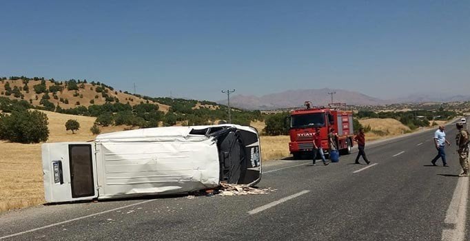 Diyarbakır’da inşaat malzemeleri taşıyan minibüs devrildi: 7 yaralı