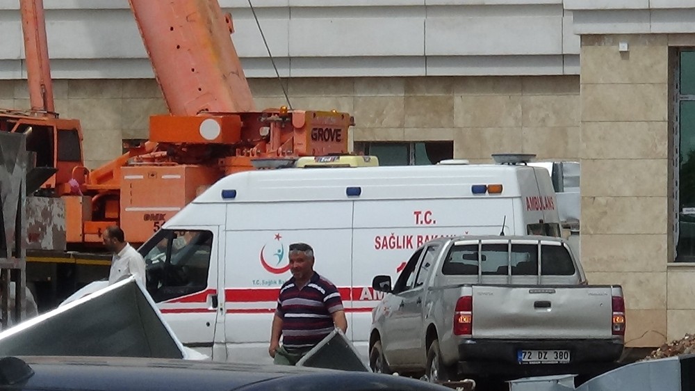 Diyarbakır’da inşaattan düşen 2 işçi yaralandı 