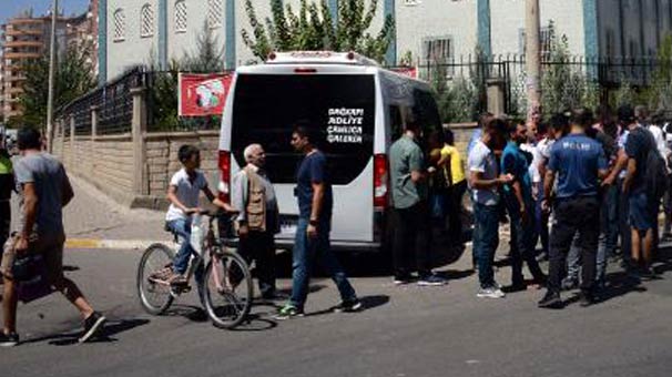 Diyarbakır'da insanlığın bittiği an! Şoför anında müdahale etti