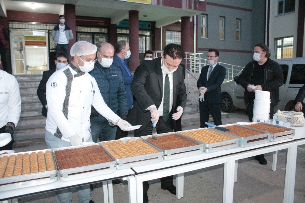 Diyarbakır’da Kadayıfçı Sıtkı Usta’dan 750 cezaevi personeline moral için tatlı ikramı 