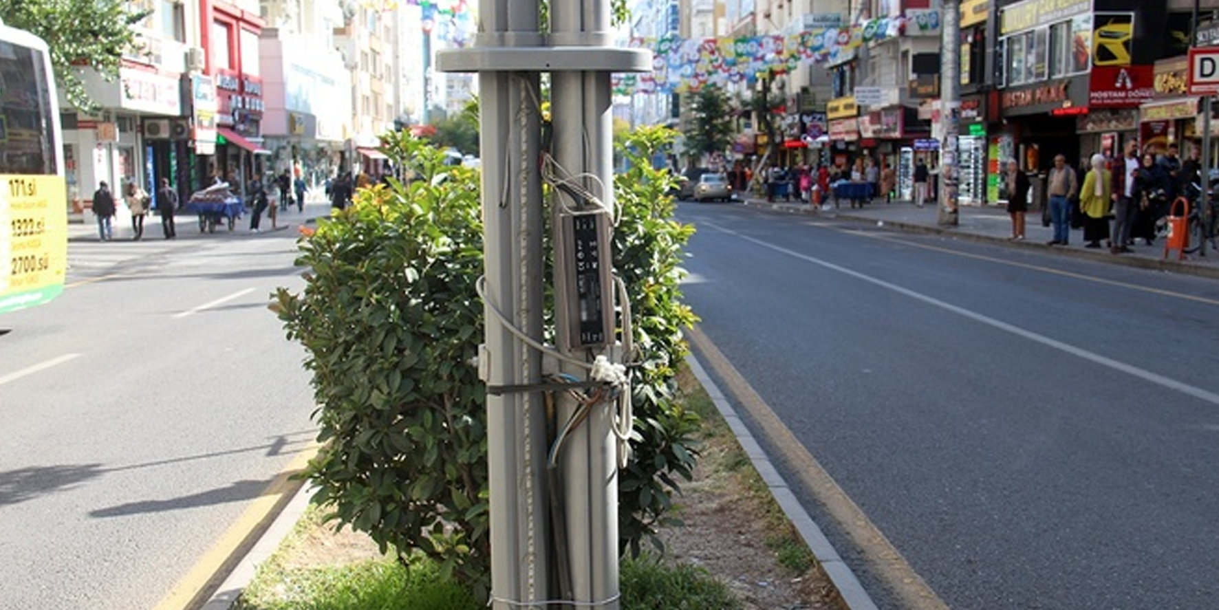 Diyarbakır'da kapaksız aydınlatma direkleri tehlike saçıyor!