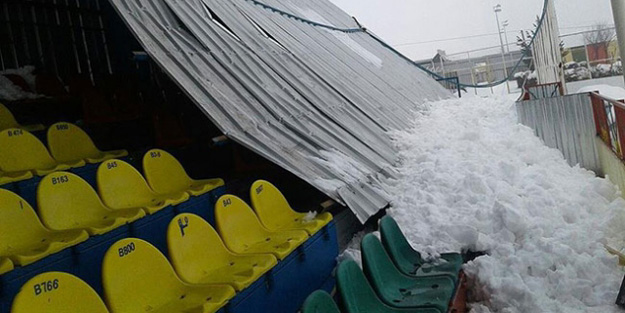 Kar nedeniyle tribün çatısı çöktü