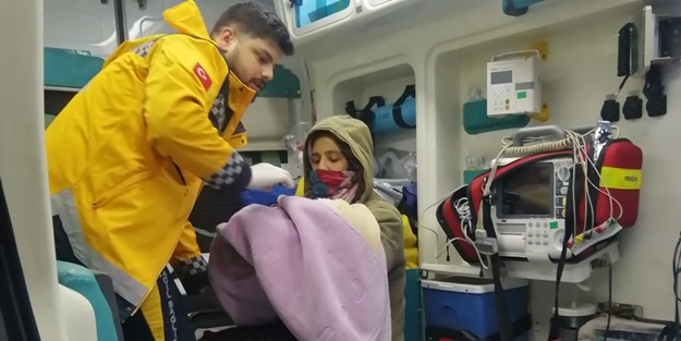 Diyarbakır'da kardan kapanan yol aşıldı, doğum yapan kadın kurtarıldı