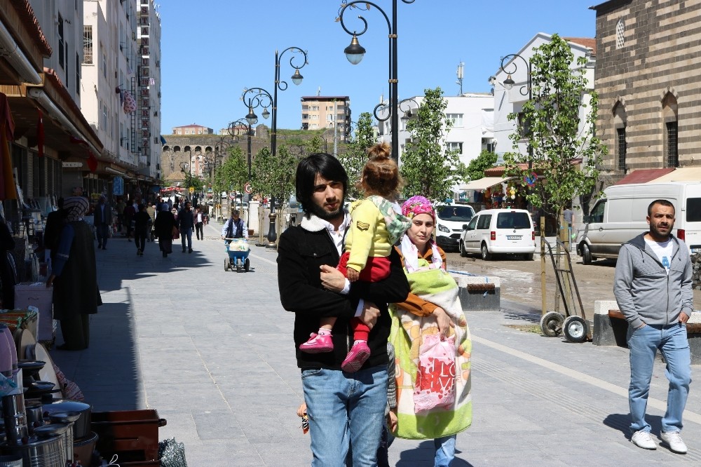 Diyarbakır’da kısıtlama bitti, vatandaşlar soluğu dışarıda aldı 