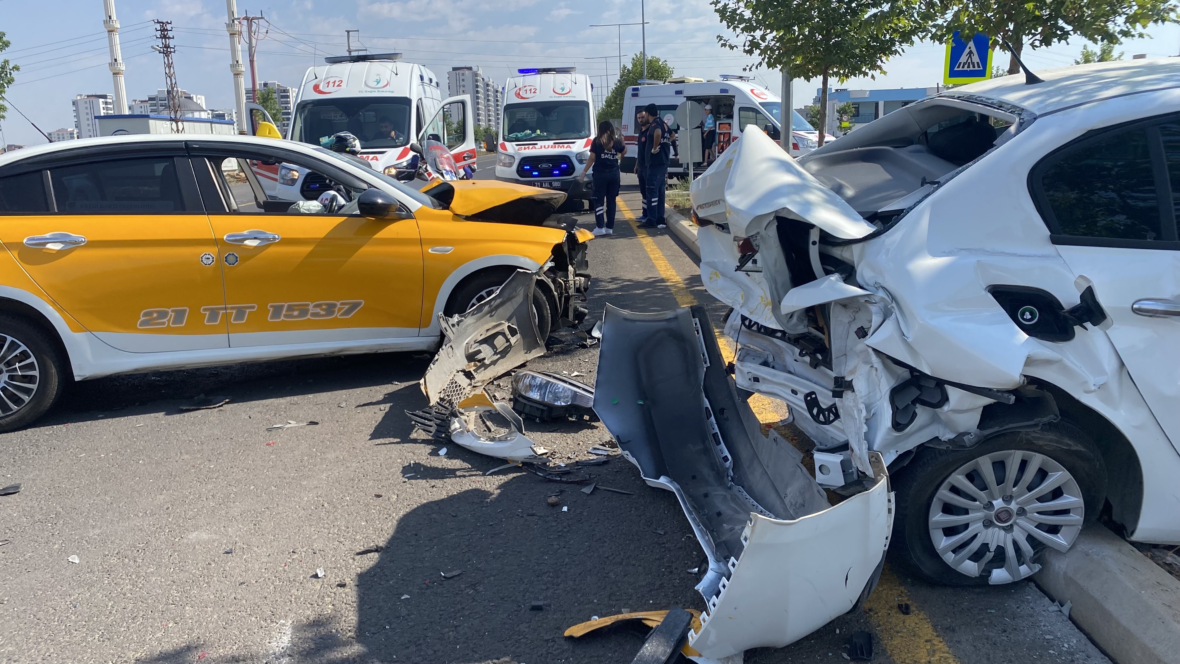 Diyarbakır’da kızını sınava götüren aile kaza yaptı