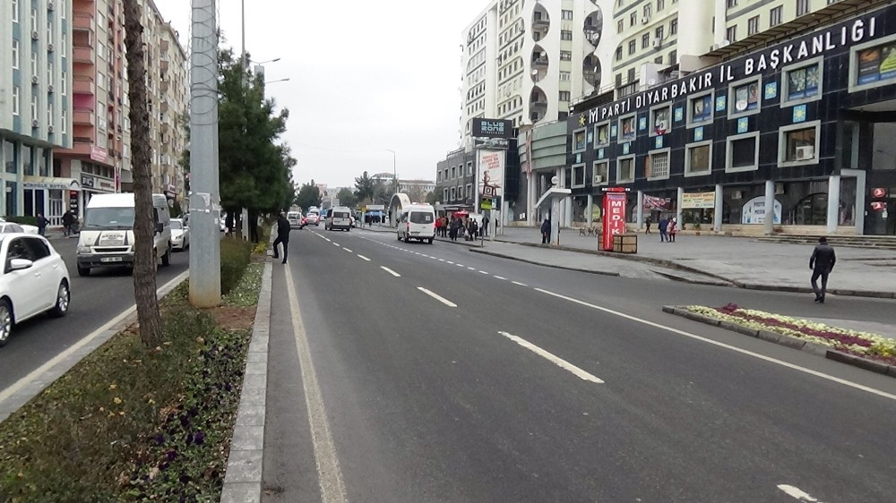 Diyarbakır’da korkunç kaza: Başı aracın ön camına çarptı, ardından takla atarak arka camından içeri girdi 