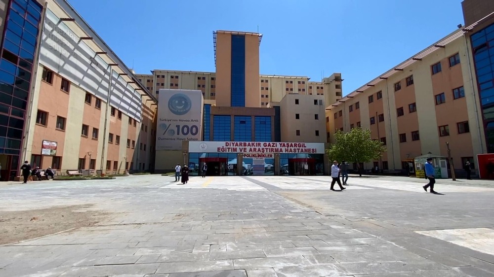 Diyarbakır’da korona virüsü yenen 10 hasta alkışlar eşliğinde taburcu edildi 
