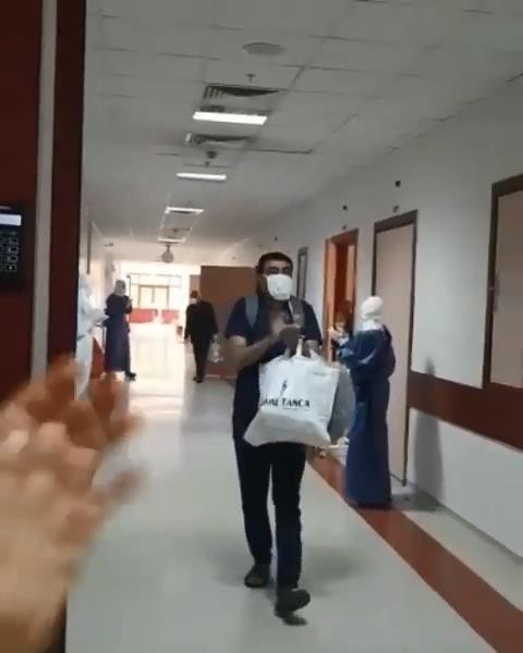 Diyarbakır’da korona virüsü yenen hasta alkışlarla taburcu edildi 
