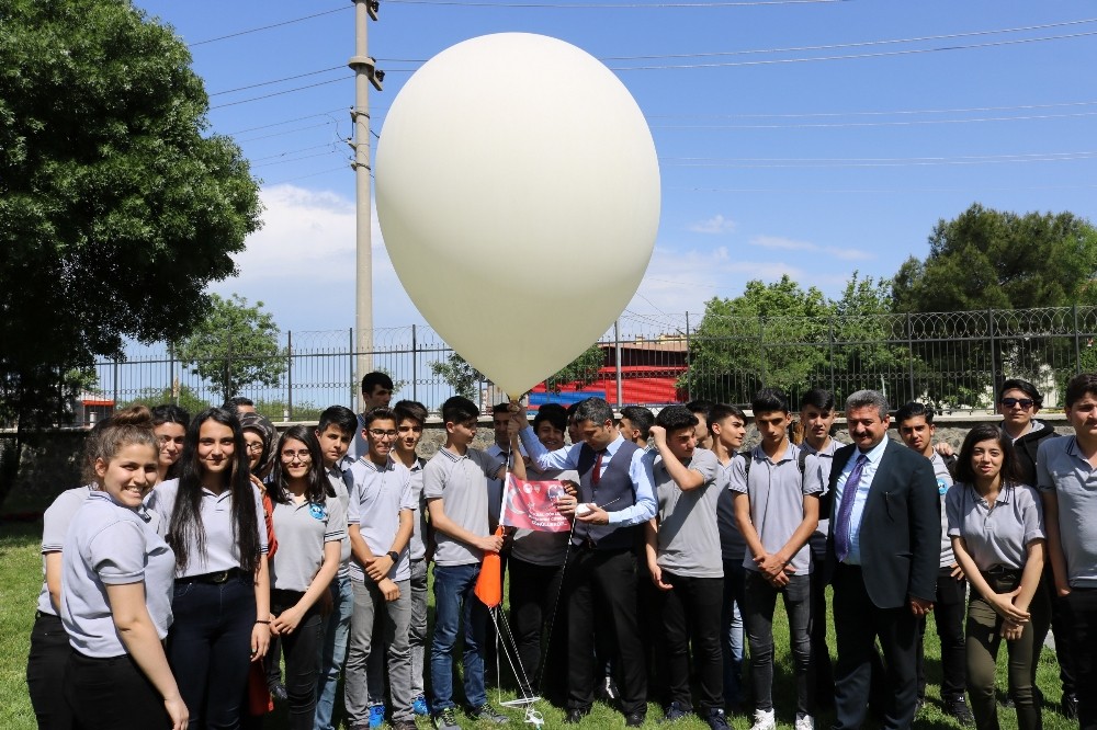 Diyarbakır’da meteoroloji balonu liseli öğrenciler tarafından uçuruldu 