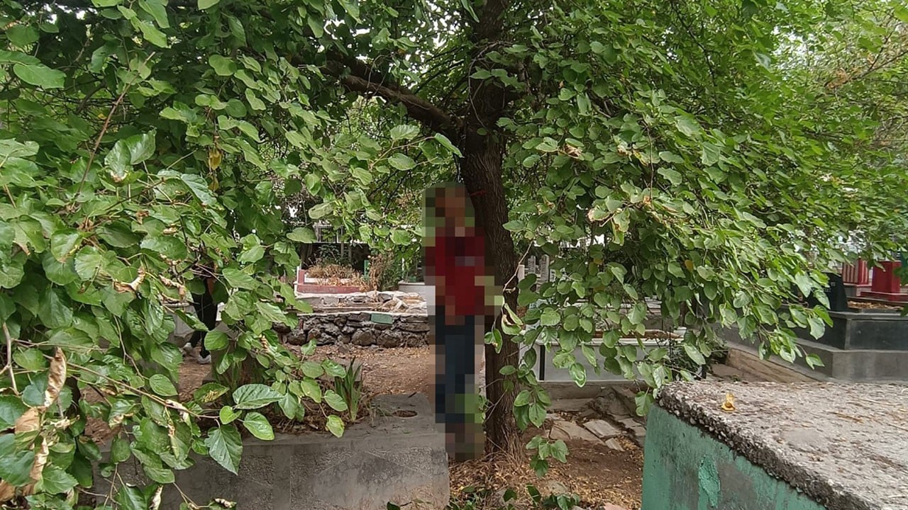 Diyarbakır’da mezarlıkta ağaca asılı halde bulundu!
